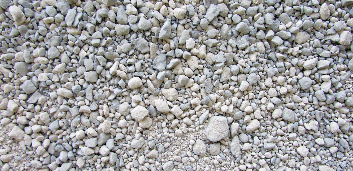 Foto: hellgrauer Steinsplitt mit einheitlichen Korngrößen und vereinzelt größeren Körnern flach aufgestreut